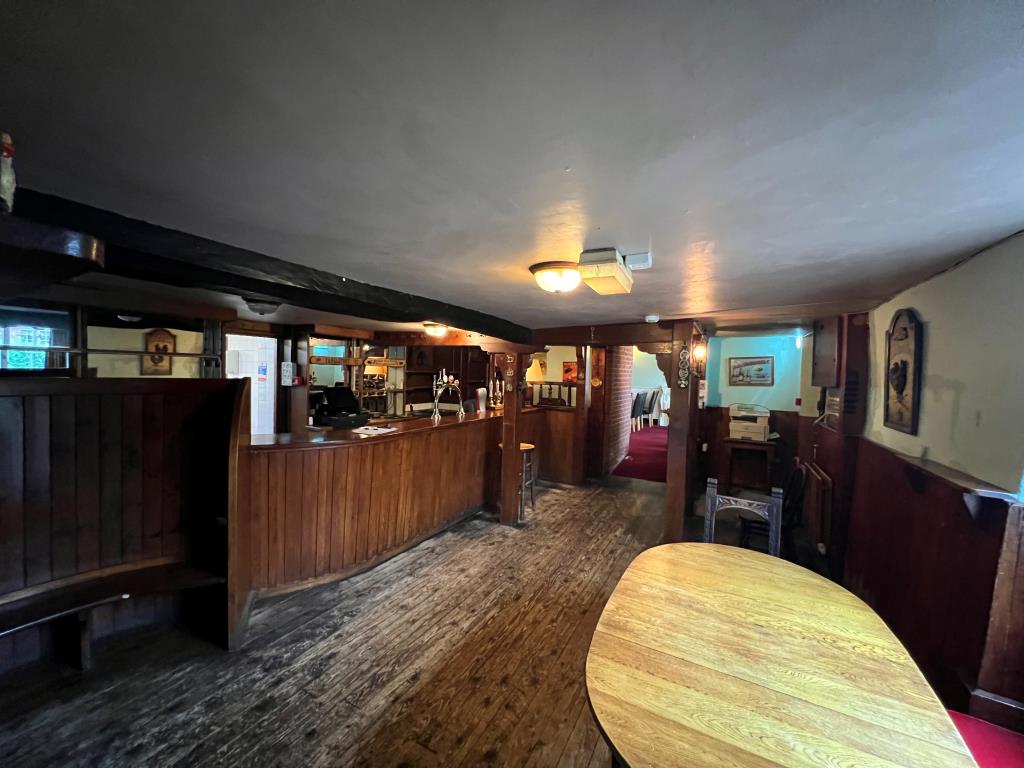 Lot: 105 - FREEHOLD PUB ON HALF AN ACRE PLOT -